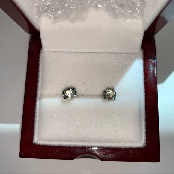 Silver stud earrings - Picture 2 of 3